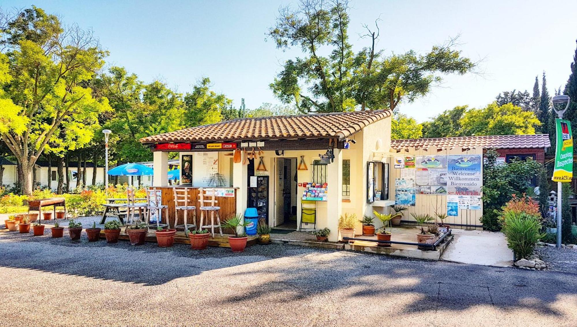Camping Porte Des Alpilles By M.A Destination Glamping Saint-Étienne-du-Grès Exterior foto